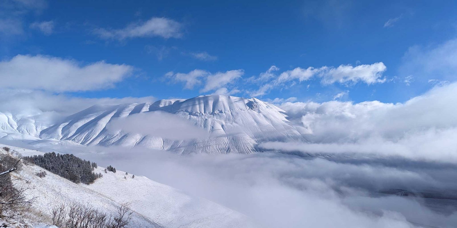 valdicanatra escursione ciaspolata sentiero sopra castelluccio cielo azzurro orizzontale